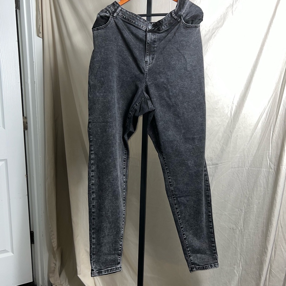 Fashion to Figure High Waist Black Wash Skinny Jeans. Size 24